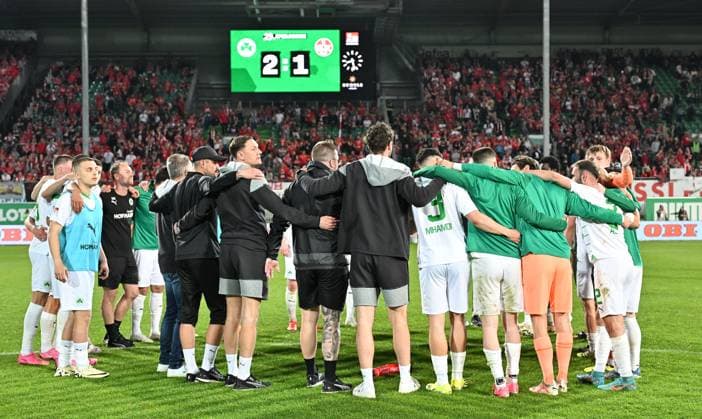 12 04 2024 Soccer Season 2023 2024 2 Soccer Bundesliga 29 Matchday SpVgg Greuther Fürth Kleeblatt 1 FC Kaiserslautern Lautern FCK Rote Teufel Sportfoto Zink xwoxzix DFL regulations prohibit any use of photographs as image sequences and or quasi video only for editorial use Teamkreis Mannschaft Team Fürth nach Spielende