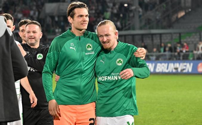 12 04 2024 Soccer Season 2023 2024 2 Soccer Bundesliga 29 Matchday SpVgg Greuther Fürth Kleeblatt 1 FC Kaiserslautern Lautern FCK Rote Teufel Sportfoto Zink xwoxzix DFL regulations prohibit any use of photographs as image sequences and or quasi video only for editorial use Leon Schaffran 25, SpVgg Greuther Fürth Jomaine Consbruch 14, SpVgg Greuther Fürth after the end of the match