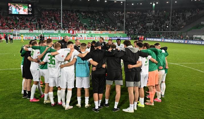12 04 2024 Soccer Season 2023 2024 2 Soccer Bundesliga 29 Matchday SpVgg Greuther Fürth Kleeblatt 1 FC Kaiserslautern Lautern FCK Rote Teufel Sportfoto Zink xwoxzix DFL regulations prohibit any use of photographs as image sequences and or quasi video only for editorial use Teamkreis Mannschaft Team Fürth nach Spielende