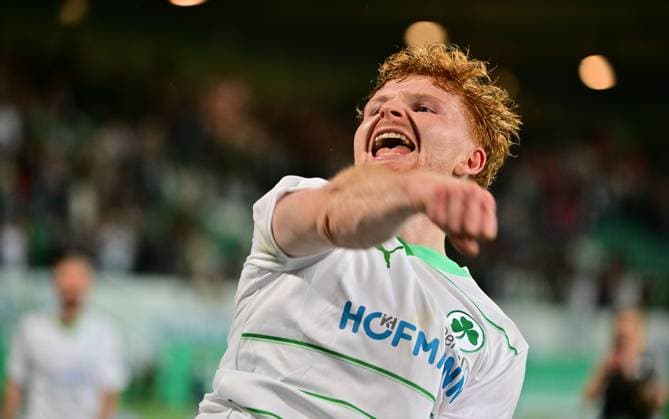 12 04 2024 Soccer Season 2023 2024 2 Soccer Bundesliga 29 Matchday SpVgg Greuther Fürth Kleeblatt 1 FC Kaiserslautern Lautern FCK Rote Teufel Sportfoto Zink MeZi xmexzix DFL regulations prohibit any use of photographs as image sequences and or quasi video only for editorial use Robert Wagner 22, SpVgg Greuther Fürth Jubel Freude nach Spielende ballt Faust Fäuste