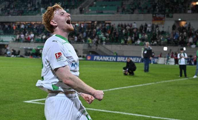 12 04 2024 Soccer Season 2023 2024 2 Soccer Bundesliga 29 Matchday SpVgg Greuther Fürth Kleeblatt 1 FC Kaiserslautern Lautern FCK Rote Teufel Sportfoto Zink xwoxzix DFL regulations prohibit any use of photographs as image sequences and or quasi video only for editorial use Robert Wagner 22, SpVgg Greuther Fürth Jubel Freude nach Spielende