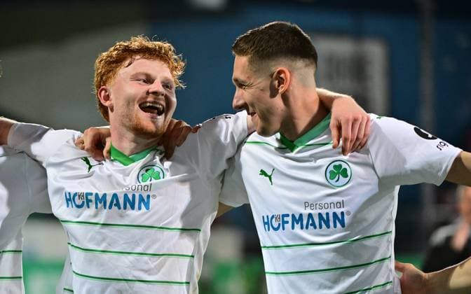 12 04 2024 Soccer Season 2023 2024 2 Soccer Bundesliga 29 Matchday SpVgg Greuther Fürth Kleeblatt 1 FC Kaiserslautern Lautern FCK Rote Teufel Sportfoto Zink MeZi xmexzix DFL regulations prohibit any use of photographs as image sequences and or quasi video only for editorial use Jubel Freude nach Spielende Robert Wagner 22, SpVgg Greuther Fürth, left Damian Michalski 4, SpVgg Greuther Fürth