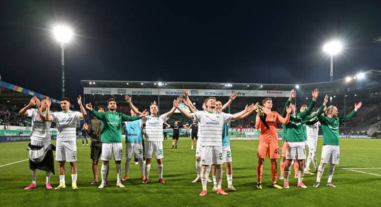 12 04 2024 Soccer Season 2023 2024 2 Soccer Bundesliga 29 Matchday SpVgg Greuther Fürth Kleeblatt 1 FC Kaiserslautern Lautern FCK Rote Teufel Sportfoto Zink xwoxzix DFL regulations prohibit any use of photographs as image sequences and or quasi video only for editorial use Robert Wagner 22, SpVgg Greuther Fürth and team Team in front of fans Fanblock after end of match
