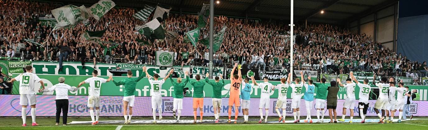 12 04 2024 Soccer Season 2023 2024 2 Soccer Bundesliga 29 Matchday SpVgg Greuther Fürth Kleeblatt 1 FC Kaiserslautern Lautern FCK Rote Teufel Sportfoto Zink xwoxzix DFL regulations prohibit any use of photographs as image sequences and or quasi video only for editorial use Mannschaft Team Jubel Freude Jubelkette vor Fans Fanblock nach Spielende