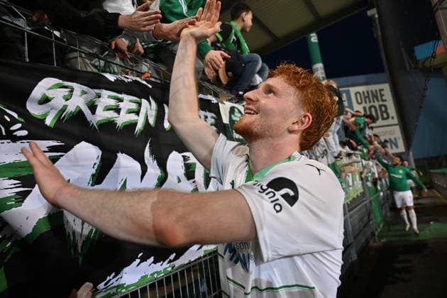 12 04 2024 Soccer Season 2023 2024 2 Soccer Bundesliga 29 Matchday SpVgg Greuther Fürth Kleeblatt 1 FC Kaiserslautern Lautern FCK Rote Teufel Sportfoto Zink xwoxzix DFL regulations prohibit any use of photographs as image sequences and or quasi video only for editorial use Robert Wagner 22, SpVgg Greuther Fürth high-fives with fans