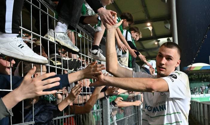12 04 2024 Soccer Season 2023 2024 2 Soccer Bundesliga 29 Matchday SpVgg Greuther Fürth Kleeblatt 1 FC Kaiserslautern Lautern FCK Rote Teufel Sportfoto Zink xwoxzix DFL regulations prohibit any use of photographs as image sequences and or quasi video only for editorial use Tim Lemperle 19, SpVgg Greuther Fürth high-fives with fans