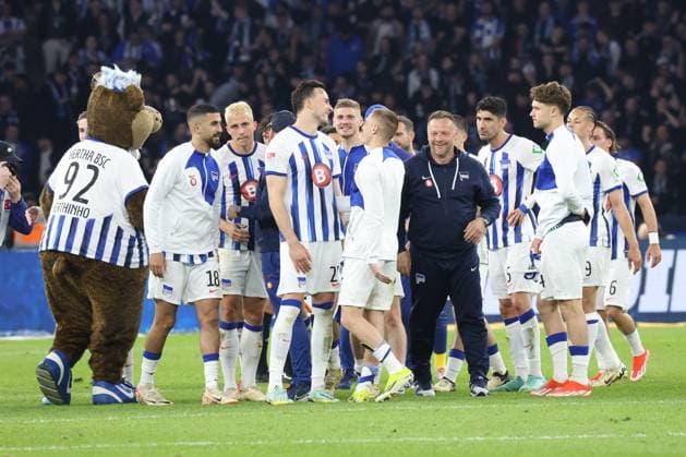 DEU, DFL, 2 FBL, Hertha BSC vs Hansa Rostock, 12 04 2024, Berliner Olympiastadion, Berlin, DEU, DFL, 2 FBL, Hertha BSC vs Hansa Rostock, im Bild Cheftrainer Pal Dardai Hertha BSC Berlin , Hertha Spielerkreis DFL regulations prohibit any use of Photographs as image sequences and or quasi video Foto Juergen Engler nordphoto GmbH nordphotoxGmbHx xEngler nph00076