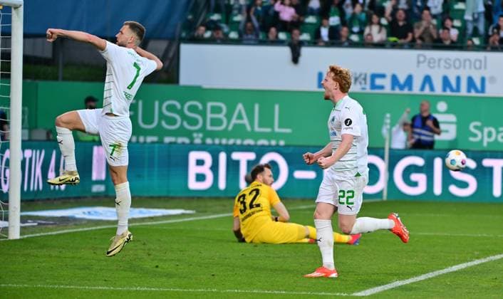 12 04 2024 Soccer Season 2023 2024 2 Soccer Bundesliga 29 Matchday SpVgg Greuther Fürth Kleeblatt 1 FC Kaiserslautern Lautern FCK Rote Teufel Sportfoto Zink MeZi xmexzix DFL regulations prohibit any use of photographs as image sequences and or quasi video only for editorial use Torjubel Jubel Freude nach Treffer Torschuß zum 1 1 durch Robert Wagner 22, SpVgg Greuther Fürth, right with Dennis Srbeny 7, SpVgg Greuther Fürth Robin Himmelmann 32, 1 FC Kaiserslautern FCK beaten