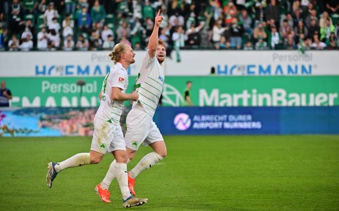 12 04 2024 Soccer Season 2023 2024 2 Soccer Bundesliga 29 Matchday SpVgg Greuther Fürth Kleeblatt 1 FC Kaiserslautern Lautern FCK Rote Teufel Sportfoto Zink MeZi xmexzix DFL regulations prohibit any use of photographs as image sequences and or quasi video only for editorial use Torjubel Jubel Freude nach Treffer Torschuß zum 1 1 durch Robert Wagner 22, SpVgg Greuther Fürth mit Jomaine Consbruch 14, SpVgg Greuther Fürth