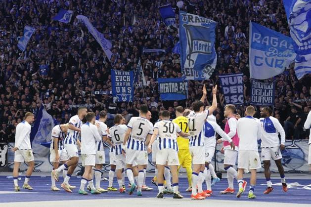 DEU, DFL, 2 FBL, Hertha BSC vs Hansa Rostock, 12 04 2024, Berliner Olympiastadion, Berlin, DEU, DFL, 2 FBL, Hertha BSC vs Hansa Rostock, im Bild Hertha Spielerkreis, Hertha BSC Fans DFL regulations prohibit any use of Photographs as image sequences and or quasi video Foto Juergen Engler nordphoto GmbH nordphotoxGmbHx xEngler nph00076