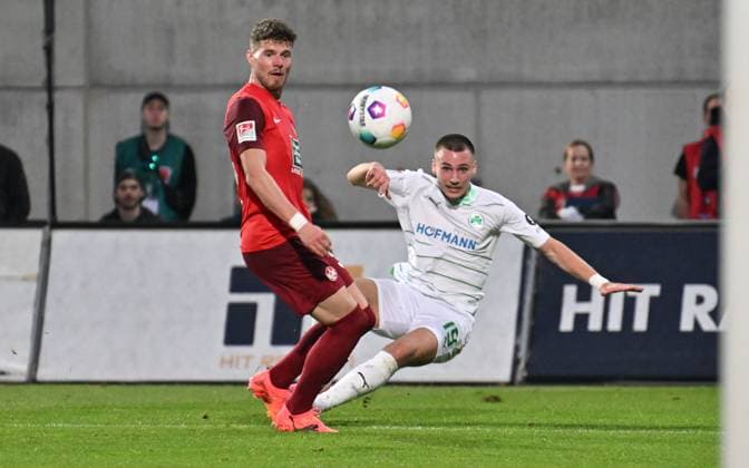 12 04 2024 Soccer Season 2023 2024 2 Soccer Bundesliga 29 Matchday SpVgg Greuther Fürth Kleeblatt 1 FC Kaiserslautern Lautern FCK Rote Teufel Sportfoto Zink xwoxzix DFL regulations prohibit any use of photographs as image sequences and or quasi video only for editorial use Jan Elvedi 33, 1 FC Kaiserslautern FCK Tim Lemperle 19, SpVgg Greuther Fürth shot against crossbar chance goal chance