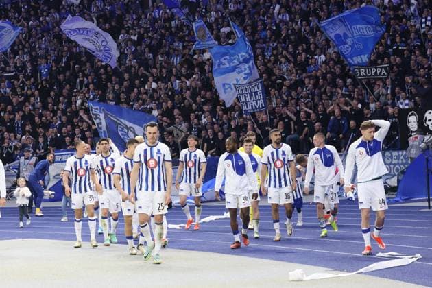 DEU, DFL, 2 FBL, Hertha BSC vs Hansa Rostock, 12 04 2024, Berliner Olympiastadion, Berlin, DEU, DFL, 2 FBL, Hertha BSC vs Hansa Rostock, im Bild Hertha Spielerkreis, Hertha BSC Fans DFL regulations prohibit any use of Photographs as image sequences and or quasi video Foto Juergen Engler nordphoto GmbH nordphotoxGmbHx xEngler nph00076