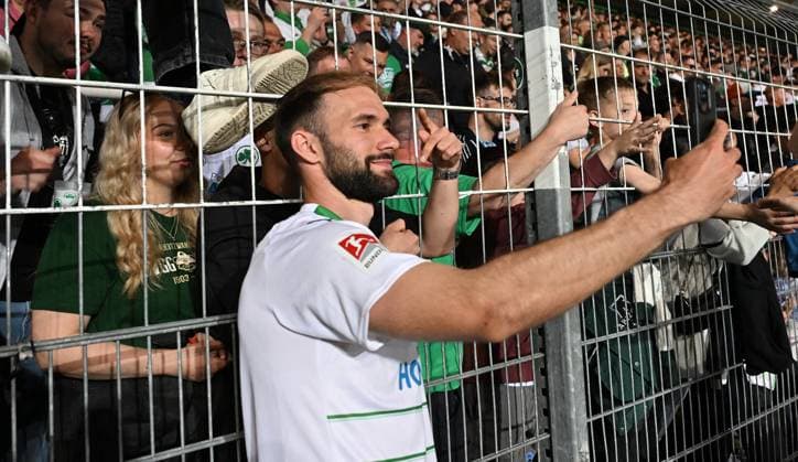 12 04 2024 Soccer Season 2023 2024 2 Soccer Bundesliga 29 Matchday SpVgg Greuther Fürth Kleeblatt 1 FC Kaiserslautern Lautern FCK Rote Teufel Sportfoto Zink xwoxzix DFL regulations prohibit any use of photographs as image sequences and or quasi video only for editorial use Simon Asta 2, SpVgg Greuther Fürth Selfie with Kleeblattfan