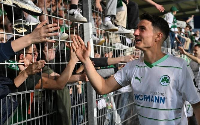 12 04 2024 Soccer Season 2023 2024 2 Soccer Bundesliga 29 Matchday SpVgg Greuther Fürth Kleeblatt 1 FC Kaiserslautern Lautern FCK Rote Teufel Sportfoto Zink xwoxzix DFL regulations prohibit any use of photographs as image sequences and or quasi video only for editorial use Marco Meyerhöfer Meyerhoefer 18, SpVgg Greuther Fürth high-fives with fans