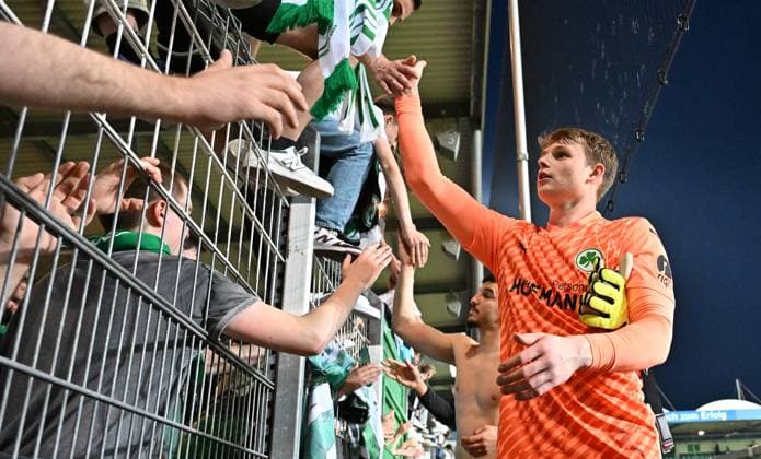 12 04 2024 Soccer Season 2023 2024 2 Soccer Bundesliga 29 Matchday SpVgg Greuther Fürth Kleeblatt 1 FC Kaiserslautern Lautern FCK Rote Teufel Sportfoto Zink xwoxzix DFL regulations prohibit any use of photographs as image sequences and or quasi video only for editorial use Jonas Urbig 40, SpVgg Greuther Fürth high-fives with fans
