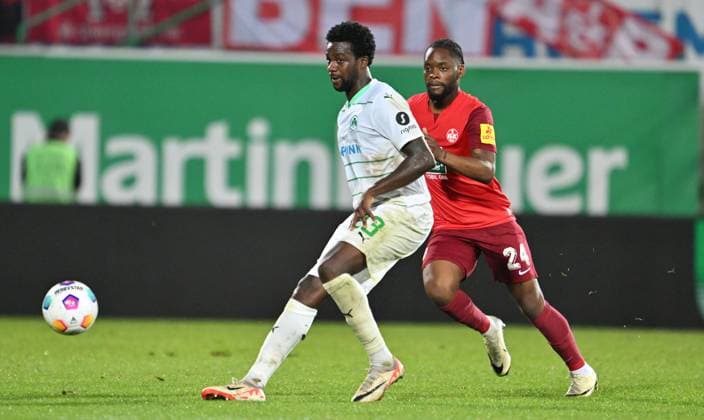 12 04 2024 Soccer Season 2023 2024 2 Soccer Bundesliga 29 Matchday SpVgg Greuther Fürth Kleeblatt 1 FC Kaiserslautern Lautern FCK Rote Teufel Sportfoto Zink xwoxzix DFL regulations prohibit any use of photographs as image sequences and or quasi video only for editorial use Gideon Jung 23, SpVgg Greuther Fürth Ba Muaka Ba Muaka Simakala 24, 1 FC Kaiserslautern FCK
