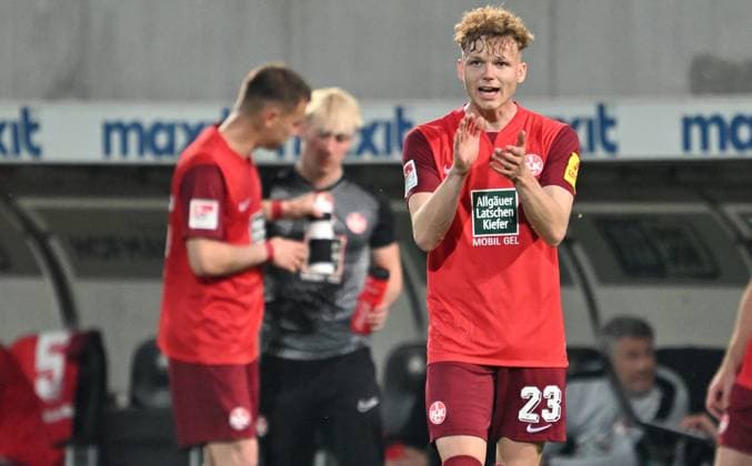 12 04 2024 Soccer Season 2023 2024 2 Soccer Bundesliga 29 Matchday SpVgg Greuther Fürth Kleeblatt 1 FC Kaiserslautern Lautern FCK Rote Teufel Sportfoto Zink xwoxzix DFL regulations prohibit any use of photographs as image sequences and or quasi video only for editorial use Philipp Hercher 23, 1 FC Kaiserslautern FCK feuert an
