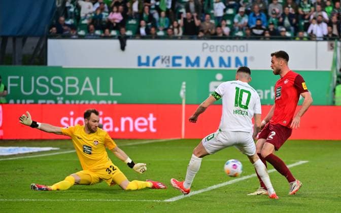 12 04 2024 Soccer Season 2023 2024 2 Soccer Bundesliga 29 Matchday SpVgg Greuther Fürth Kleeblatt 1 FC Kaiserslautern Lautern FCK Rote Teufel Sportfoto Zink MeZi xmexzix DFL regulations prohibit any use of photographs as image sequences and or quasi video only for editorial use Branimir Hrgota 10 SpVgg Greuther Fürth misses scoring chance against Robin Himmelmann 32, 1 FC Kaiserslautern FCK