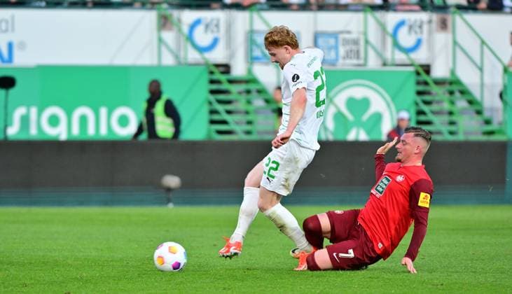 12 04 2024 Soccer Season 2023 2024 2 Soccer Bundesliga 29 Matchday SpVgg Greuther Fürth Kleeblatt 1 FC Kaiserslautern Lautern FCK Rote Teufel Sportfoto Zink MeZi xmexzix DFL regulations prohibit any use of photographs as image sequences and or quasi video only for editorial use Robert Wagner 22, SpVgg Greuther Fürth, left Marlon Ritter 7, 1 FC Kaiserslautern FCK