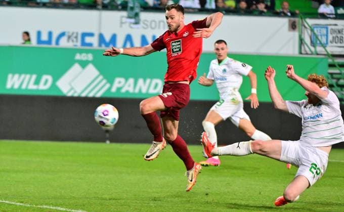 12 04 2024 Soccer Season 2023 2024 2 Soccer Bundesliga 29 Matchday SpVgg Greuther Fürth Kleeblatt 1 FC Kaiserslautern Lautern FCK Rote Teufel Sportfoto Zink MeZi xmexzix DFL regulations prohibit any use of photographs as image sequences and or quasi video only for editorial use Robert Wagner 22, SpVgg Greuther Fürth erzielt Treffer Tor Torschuß zum 2 1