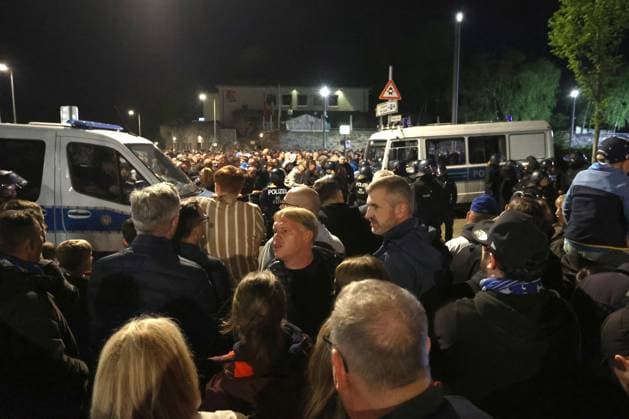 DEU, DFL, 2 FBL, Hertha BSC vs Hansa Rostock, 12 04 2024, Berliner Olympiastadion, Berlin, DEU, DFL, 2 FBL, Hertha BSC vs Hansa Rostock, im Bild Polizei verhindert reibungslosen Fanablauf DFL regulations prohibit any use of Photographs as image sequences and or quasi video Foto Juergen Engler nordphoto GmbH nordphotoxGmbHx xEngler nph00076