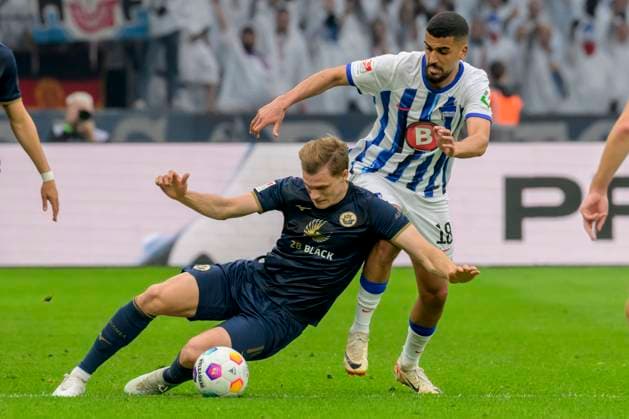 v l Svante Ingelsson FC Hansa Rostock, 14 , Aymen Barkok Hertha BSC, 18 , duel, action, fight, Hertha BSC FC Hansa Rostock, 2 Bundesliga, football, DFB, season 2023 2024, 29 matchday, Olympia Stadion Berlin, DFB DFL REGULATIONS PROHIBIT ANY USE OF PHOTOGRAPHS AS IMAGE SEQUENCES AND OR QUASI VIDEO, 12 04 2024, Copyright: HMBxMedia UwexKoch
