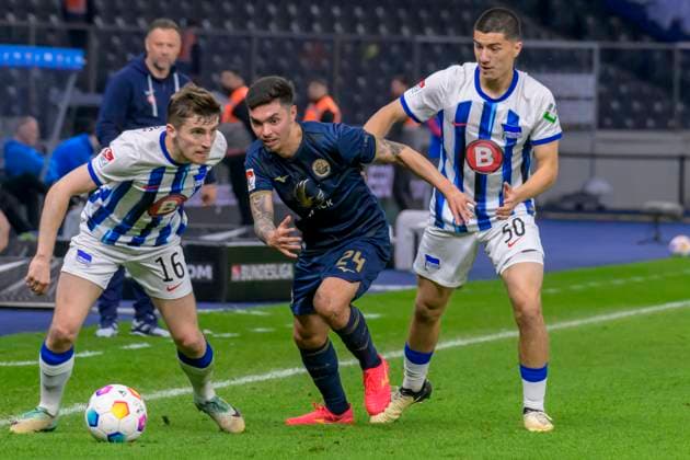 v l Jonjoe Kenny Hertha BSC, 16 , John Patrick Strauss FC Hansa Rostock, 24 , duel, action, fight, Hertha BSC FC Hansa Rostock, 2 Bundesliga, football, DFB, season 2023 2024, 29 matchday, Olympia Stadion Berlin, DFB DFL REGULATIONS PROHIBIT ANY USE OF PHOTOGRAPHS AS IMAGE SEQUENCES AND OR QUASI VIDEO, 12 04 2024, Copyright: HMBxMedia UwexKoch