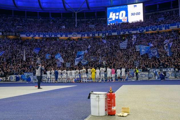 The team celebrates with the fans in the Ostkurve, joy, jubilation, victory, final score 4 0, Hertha BSC FC Hansa Rostock, 2 Bundesliga, football, DFB, season 2023 2024, 29 matchday, Olympia Stadion Berlin, DFB DFL REGULATIONS PROHIBIT ANY USE OF PHOTOGRAPHS AS IMAGE SEQUENCES AND OR QUASI VIDEO, 12 04 2024, Copyright: HMBxMedia UwexKoch