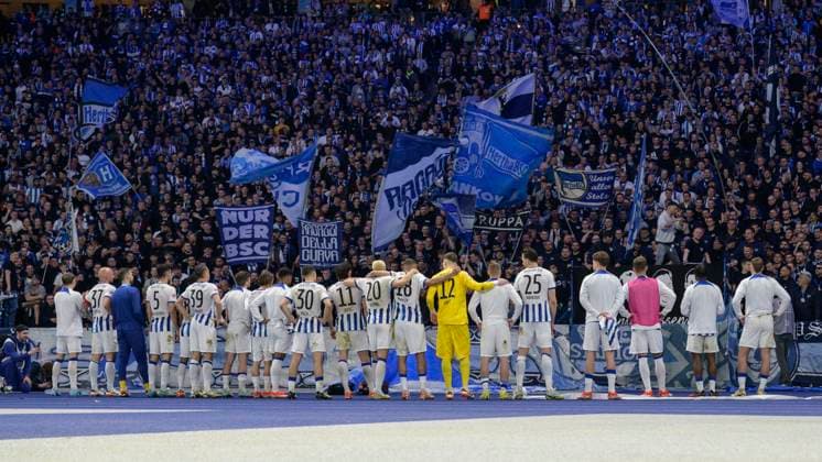 The team celebrates with the fans in the Ostkurve, joy, jubilation, victory, final score 4 0, Hertha BSC FC Hansa Rostock, 2 Bundesliga, football, DFB, season 2023 2024, 29 matchday, Olympia Stadion Berlin, DFB DFL REGULATIONS PROHIBIT ANY USE OF PHOTOGRAPHS AS IMAGE SEQUENCES AND OR QUASI VIDEO, 12 04 2024, Copyright: HMBxMedia UwexKoch