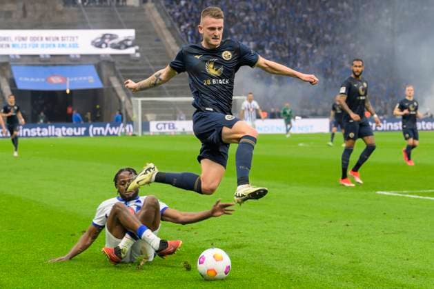 v l Nico Neidhart FC Hansa Rostock, 07 , Deyovaisio Zeefuik Hertha BSC, 34 , duel, action, fight, Hertha BSC FC Hansa Rostock, 2 Bundesliga, football, DFB, season 2023 2024, 29 matchday, Olympia Stadion Berlin, DFB DFL REGULATIONS PROHIBIT ANY USE OF PHOTOGRAPHS AS IMAGE SEQUENCES AND OR QUASI VIDEO, 12 04 2024, Copyright: HMBxMedia UwexKoch
