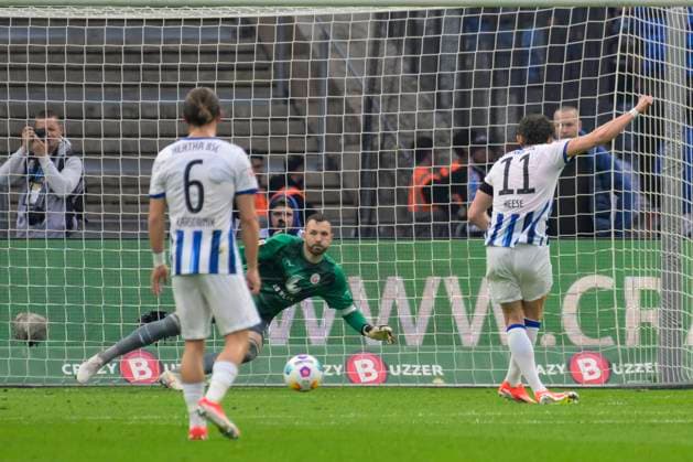 v l Michal Karbownik Hertha BSC, 06 , Markus Kolke FC Hansa Rostock, 01 , Fabian Reese Hertha BSC, 11 , shoots, scores with penalty to 2 0, goal, Hertha BSC FC Hansa Rostock, 2 Bundesliga, Football, DFB, Season 2023 2024, Matchday 29, Olympia Stadion Berlin, DFB DFL REGULATIONS PROHIBIT ANY USE OF PHOTOGRAPHS AS IMAGE SEQUENCES AND OR QUASI VIDEO, 12 04 2024, Copyright: HMBxMedia UwexKoch