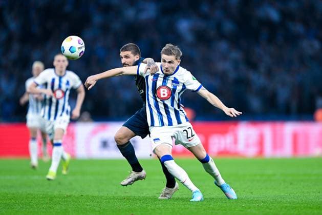 2 Bundesliga Hertha BSC Berlin FC Hansa Rostock on 12 04 2024 at Olympiastadion in Berlin Marten Winkler Hertha BSC Berlin in a duel against Agustin Rogel Hertha BSC Berlin MT