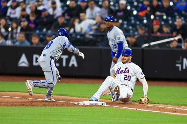 MLB, Baseball Herren, USA Kansas City Royals Vs. New York Mets New York Mets first baseman Pete Alonso 20 is getting knocked down by Kansas City Royals Kyle Isbel 28 after a wide throw by Mets pitcher Luis Severino 40 during the first inning of the baseball game at Citi Field in New York City, New York, on April 12, 2024. New York New York United States  Copyright: xGordonxDonovanx originalFilename:donovan-kansasci240412_np7Jq.jpg