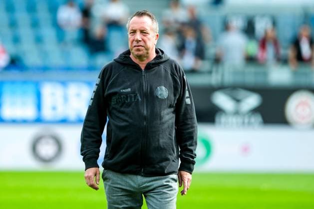 Markus Kauczinski SV Wehen Wiesbaden, Coach , GER, SV Wehen Wiesbaden vs Fortuna Duesseldorf, Football, 2 Bundesliga, Matchday 29, Season 2023 2024, 13 04 2024 DFL REGULATIONS PROHIBIT ANY USE OF PHOTOGRAPHS AS IMAGE SEQUENCES AND OR QUASI VIDEO GER, SV Wehen Wiesbaden vs Fortuna Duesseldorf, Football, 2 Bundesliga, Matchday 29, Season 2023 2024, 13 04 2024 Wiesbaden Copyright: xEibner-Pressefoto FlorianxWieganx EP_FWD