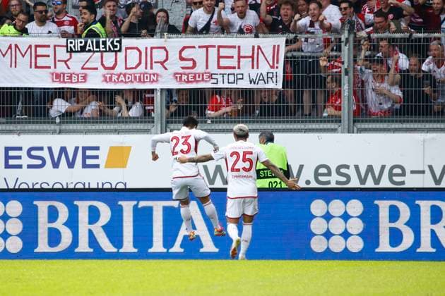13 04 2024, xavx, Fussball 2 Bundesliga, SV Wehen Wiesbaden Fortuna Düsseldorf emspor, v l Shinta Appelkamp Fortuna Düsseldorf celebrate the goal, Der Torjubel zum 0 1 DFL DFB REGULATIONS PROHIBIT ANY USE OF PHOTOGRAPHS as IMAGE SEQUENCES and or QUASI VIDEO Wiesbaden