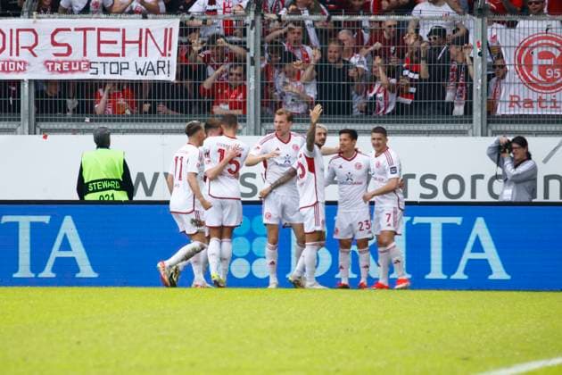 13 04 2024, xavx, Fussball 2 Bundesliga, SV Wehen Wiesbaden Fortuna Düsseldorf emspor, v l Shinta Appelkamp Fortuna Düsseldorf celebrate the goal, Der Torjubel zum 0 1 DFL DFB REGULATIONS PROHIBIT ANY USE OF PHOTOGRAPHS as IMAGE SEQUENCES and or QUASI VIDEO Wiesbaden