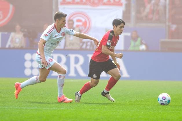 Yannik Engelhardt Fortuna Duesseldorf, 06 in duel with Hyunju Lee SV Wehen Wiesbaden, 20 , GER, SV Wehen Wiesbaden vs Fortuna Duesseldorf, Soccer, 2 Bundesliga, Matchday 29, Season 2023 2024, 13 04 2024 DFL REGULATES PROHIBIT ANY USE OF PHOTOGRAPHS AS IMAGE SEQUENCES AND OR QUASI VIDEO GER, SV Wehen Wiesbaden vs Fortuna Duesseldorf, Football, 2 Bundesliga, Matchday 29, Season 2023 2024, 13 04 2024 Wiesbaden Copyright: xEibner-Pressefoto FlorianxWieganx EP_FWD