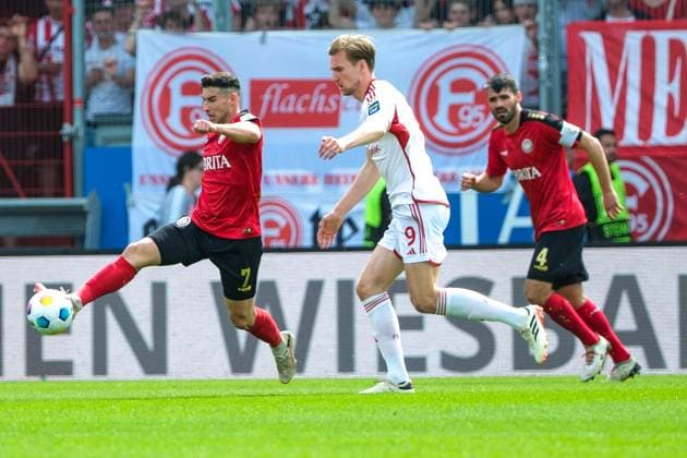 Robin Heußer SV Wehen Wiesbaden, 7 in duel with Vincent Vermeij Fortuna Duesseldorf, 09 , GER, SV Wehen Wiesbaden vs Fortuna Duesseldorf, Soccer, 2 Bundesliga, Matchday 29, Season 2023 2024, 13 04 2024 DFL REGULATES PROHIBIT ANY USE OF PHOTOGRAPHS AS IMAGE SEQUENCES AND OR QUASI VIDEO GER, SV Wehen Wiesbaden vs Fortuna Duesseldorf, Football, 2 Bundesliga, Matchday 29, Season 2023 2024, 13 04 2024 Wiesbaden Copyright: xEibner-Pressefoto FlorianxWieganx EP_FWD