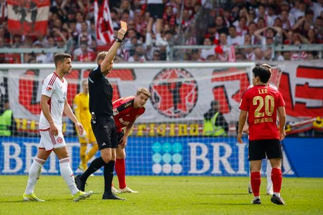 13 04 2024, xavx, Fußball 2 Bundesliga, SV Wehen Wiesbaden Fortuna Düsseldorf emspor, v l Referee Referee Timo Gerach shows the red card for, shows red card to Hyun ju Lee SV Wehen Wiesbaden DFL DFB REGULATIONS PROHIBIT ANY USE OF PHOTOGRAPHS as IMAGE SEQUENCES and or QUASI VIDEO Wiesbaden