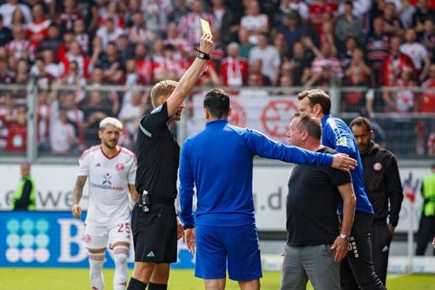 13 04 2024, xavx, Fußball 2 Bundesliga, SV Wehen Wiesbaden Fortuna Düsseldorf emspor, v l Referee Referee Timo Gerach shows the yellow card for, shows yellow card to Trainer Markus Kauczinski SV Wehen Wiesbaden DFL DFB REGULATIONS PROHIBIT ANY USE OF PHOTOGRAPHS as IMAGE SEQUENCES and or QUASI VIDEO Wiesbaden
