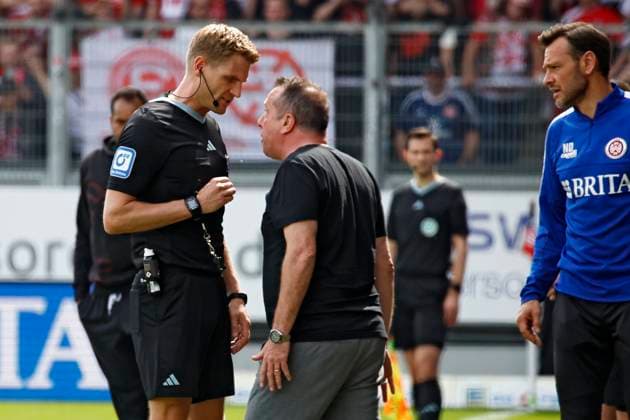13 04 2024, xavx, Fussball 2 Bundesliga, SV Wehen Wiesbaden Fortuna Düsseldorf emspor, v l Referee Referee Timo Gerach gives instructions, gesticulates, gesticulate with arms, gives instructions, gesticulate Coach Markus Kauczinski SV Wehen Wiesbaden DFL DFB REGULATIONS PROHIBIT ANY USE OF PHOTOGRAPHS as IMAGE SEQUENCES and or QUASI VIDEO Wiesbaden