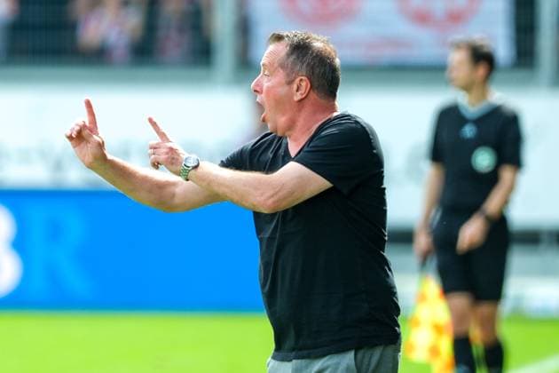 Markus Kauczinski SV Wehen Wiesbaden, Coach Gestures, facial expressions, emotions, GER, SV Wehen Wiesbaden vs Fortuna Duesseldorf, Football, 2 Bundesliga, Matchday 29, Season 2023 2024, 13 04 2024 DFL REGULATIONS PROHIBIT ANY USE OF PHOTOGRAPHS AS IMAGE SEQUENCES AND OR QUASI VIDEO GER, SV Wehen Wiesbaden vs Fortuna Duesseldorf, Football, 2 Bundesliga, Matchday 29, Season 2023 2024, 13 04 2024 Wiesbaden Copyright: xEibner-Pressefoto FlorianxWieganx EP_FWD