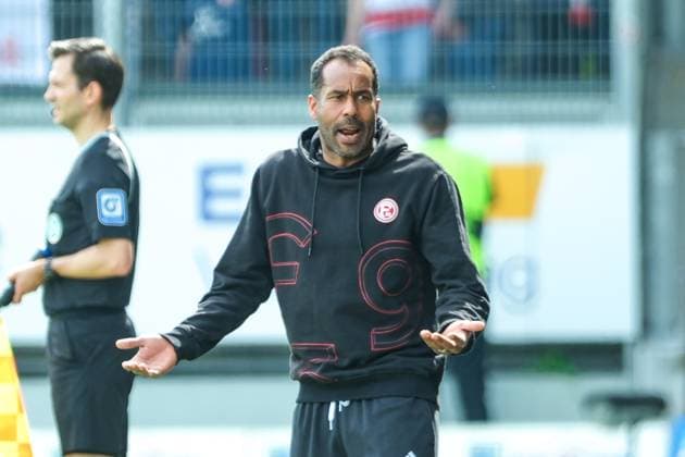 Daniel Thioune Fortuna Duesseldorf, Head coach gestures, facial expressions, emotions, GER, SV Wehen Wiesbaden vs Fortuna Duesseldorf, Football, 2 Bundesliga, Matchday 29, Season 2023 2024, 13 04 2024 DFL REGULATES PROHIBIT ANY USE OF PHOTOGRAPHS AS IMAGE SEQUENCES AND OR QUASI VIDEO GER, SV Wehen Wiesbaden vs Fortuna Duesseldorf, Football, 2 Bundesliga, Matchday 29, Season 2023 2024, 13 04 2024 Wiesbaden Copyright: xEibner-Pressefoto FlorianxWieganx EP_FWD
