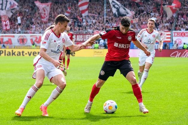 Yannik Engelhardt Fortuna Duesseldorf, 06 in duel with Robin Heußer SV Wehen Wiesbaden, 7 , GER, SV Wehen Wiesbaden vs Fortuna Duesseldorf, Soccer, 2 Bundesliga, Matchday 29, Season 2023 2024, 13 04 2024 DFL REGULATES PROHIBIT ANY USE OF PHOTOGRAPHS AS IMAGE SEQUENCES AND OR QUASI VIDEO GER, SV Wehen Wiesbaden vs Fortuna Duesseldorf, Football, 2 Bundesliga, Matchday 29, Season 2023 2024, 13 04 2024 Wiesbaden Copyright: xEibner-Pressefoto FlorianxWieganx EP_FWD