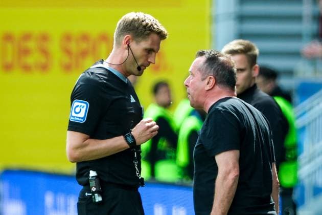Markus Kauczinski SV Wehen Wiesbaden, Coach gets yellow, GER, SV Wehen Wiesbaden vs Fortuna Duesseldorf, Football, 2 Bundesliga, Matchday 29, Season 2023 2024, 13 04 2024 DFL REGULATIONS PROHIBIT ANY USE OF PHOTOGRAPHS AS IMAGE SEQUENCES AND OR QUASI VIDEO GER, SV Wehen Wiesbaden vs Fortuna Duesseldorf, Football, 2 Bundesliga, Matchday 29, Season 2023 2024, 13 04 2024 Wiesbaden Copyright: xEibner-Pressefoto FlorianxWieganx EP_FWD