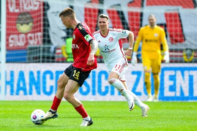 Franko Kovacevic SV Wehen Wiesbaden, 14 on the ball, Felix Klaus Fortuna Duesseldorf, 11 , GER, SV Wehen Wiesbaden vs Fortuna Duesseldorf, Soccer, 2 Bundesliga, Matchday 29, Season 2023 2024, 13 04 2024 DFL REGULATES PROHIBIT ANY USE OF PHOTOGRAPHS AS IMAGE SEQUENCES AND OR QUASI VIDEO GER, SV Wehen Wiesbaden vs Fortuna Duesseldorf, Football, 2 Bundesliga, Matchday 29, Season 2023 2024, 13 04 2024 Wiesbaden Copyright: xEibner-Pressefoto FlorianxWieganx EP_FWD