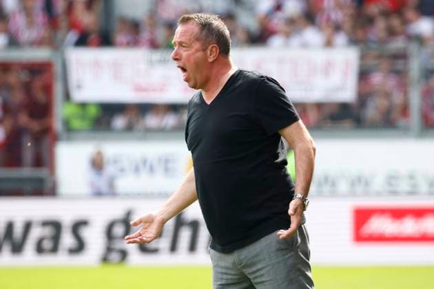 13 04 2024, xavx, Fußball 2 Bundesliga, SV Wehen Wiesbaden Fortuna Düsseldorf emspor, v l Trainer Markus Kauczinski SV Wehen Wiesbaden gibt Anweisungen, gestikuliert, mit den Armen gestikulieren, gives instructions, gesticulate Emotional, Emotionen DFL DFB REGULATIONS PROHIBIT ANY USE OF PHOTOGRAPHS as IMAGE SEQUENCES and or QUASI VIDEO Wiesbaden