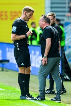 Markus Kauczinski SV Wehen Wiesbaden, Coach gets yellow, GER, SV Wehen Wiesbaden vs Fortuna Duesseldorf, Football, 2 Bundesliga, Matchday 29, Season 2023 2024, 13 04 2024 DFL REGULATIONS PROHIBIT ANY USE OF PHOTOGRAPHS AS IMAGE SEQUENCES AND OR QUASI VIDEO GER, SV Wehen Wiesbaden vs Fortuna Duesseldorf, Football, 2 Bundesliga, Matchday 29, Season 2023 2024, 13 04 2024 Wiesbaden Copyright: xEibner-Pressefoto FlorianxWieganx EP_FWD