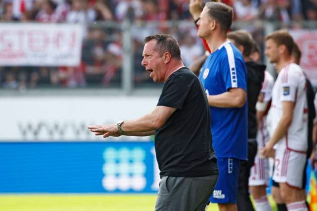 13 04 2024, xavx, Fußball 2 Bundesliga, SV Wehen Wiesbaden Fortuna Düsseldorf emspor, v l Trainer Markus Kauczinski SV Wehen Wiesbaden gibt Anweisungen, gestikuliert, mit den Armen gestikulieren, gives instructions, gesticulate DFL DFB REGULATIONS PROHIBIT ANY USE OF PHOTOGRAPHS as IMAGE SEQUENCES and or QUASI VIDEO Wiesbaden