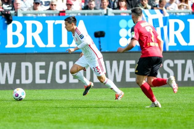 Shinta Appelkamp Fortuna Duesseldorf, 23 on the ball, Robin Heußer SV Wehen Wiesbaden, 7 , GER, SV Wehen Wiesbaden vs Fortuna Duesseldorf, Soccer, 2 Bundesliga, Matchday 29, Season 2023 2024, 13 04 2024 DFL REGULATES PROHIBIT ANY USE OF PHOTOGRAPHS AS IMAGE SEQUENCES AND OR QUASI VIDEO GER, SV Wehen Wiesbaden vs Fortuna Duesseldorf, Football, 2 Bundesliga, Matchday 29, Season 2023 2024, 13 04 2024 Wiesbaden Copyright: xEibner-Pressefoto FlorianxWieganx EP_FWD